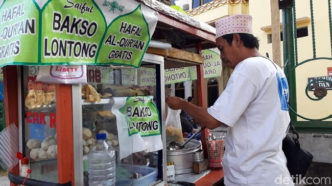 Penghafal Alquran Bisa Makan Bakso Gratis Sepuasnya di Warung Ini Penghafal Alquran Bisa Makan Bakso Gratis Sepuasnya di Warung Ini