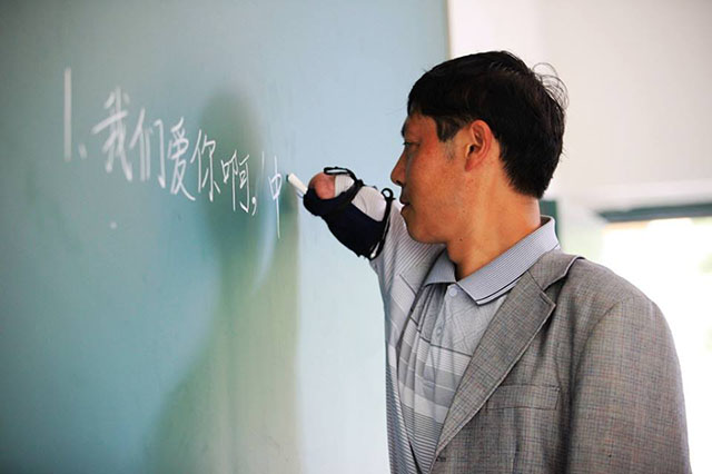 Seorang Guru Asal China Berikut Hebohkan Netizen, Karena Mengajar Tanpa Menggunakan Kedua Tangannya!