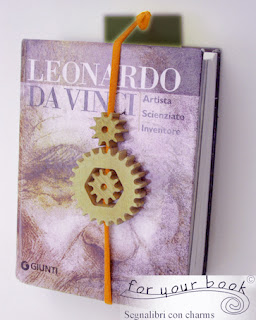 segnalibro elastico con incisione e ciondolo legno ruote leonardo segnalibro elastico personalizzato con incisione e ciondolo legno ruote leonardo