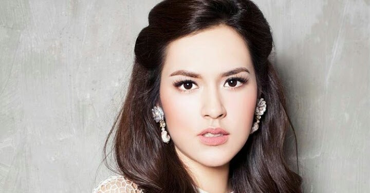RAISA ANDRIANA – ARTIS DAN PENYANYI ASAL INDONESIA - Taman Bahasa