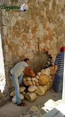 Bizzarri na parte da manhã no dia 12 de setembro de 2016, ajudando na construção de uma cascata de pedra com lago para carpas, com pedras do rio na sala de estar com o jardim de inverno com a parede de pedra. Residência em  condomínio em Atibaia-SP.