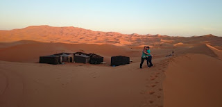 Noche en una jaima del desierto de Erg Chebbi.