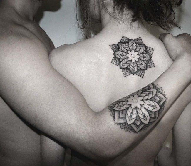 Precioso tatuaje para pareja de mandalas