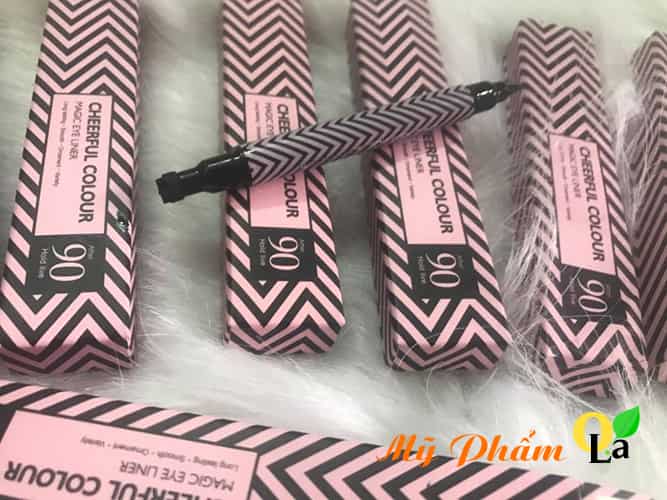 Với bút kẻ mắt hình xăm ngôi sao sẽ giúp bạn thể hiện vẻ cá tính và phong cách riêng của mình Với bút kẻ mắt hình xăm ngôi sao sẽ giúp bạn thể hiện vẻ cá tính và phong cách riêng của mình