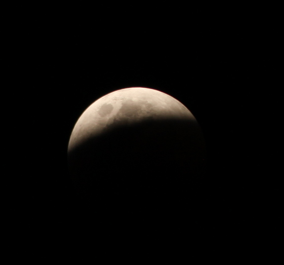 Latest: Lunar Eclipse june 15 2011 Photos : Chandra Grahan Photos