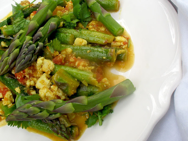 asparagus with shredded paneer and tomato