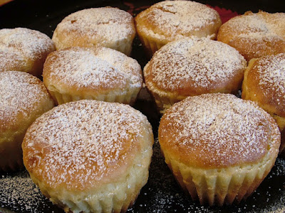 Muffinki drożdżowe z rodzynkami