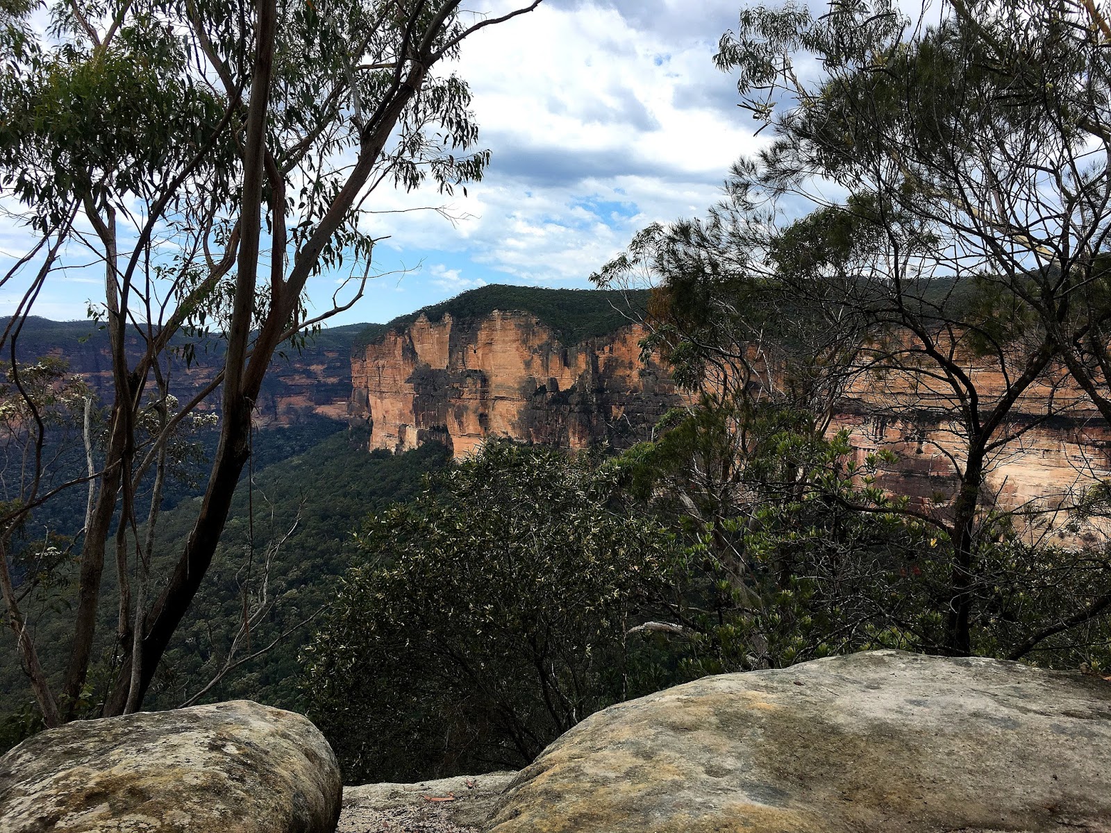 Hiking solo the Grand Canyon in Australia's Blue Mountains has been one of the greatest adventures. With breathtaking views and endless stairs, come and find out more!