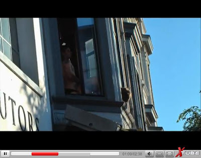 porno-seks-v-okne-na-publike-rukoy-foto-devushki