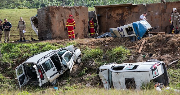 ACIDENTE ENTRE 2 AMBULÂNCIAS, ÔNIBUS E CARRETAS DEIXA 21 MORTOS NO ES