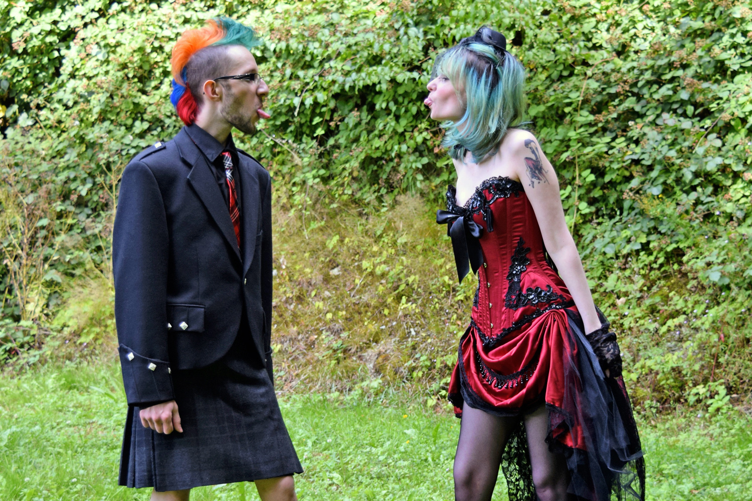 Mariage alternatif en rouge et noir, la mariée était habillé en Burlesque dasn une robe Bibian Blue et le marié en kilt