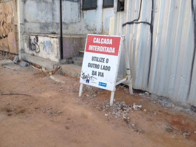 Pedestres que usam trecho do passeio em obras precisam de ajudada para atravessar Pedestres que usam trecho do passeio em obras precisam de ajudada para atravessar