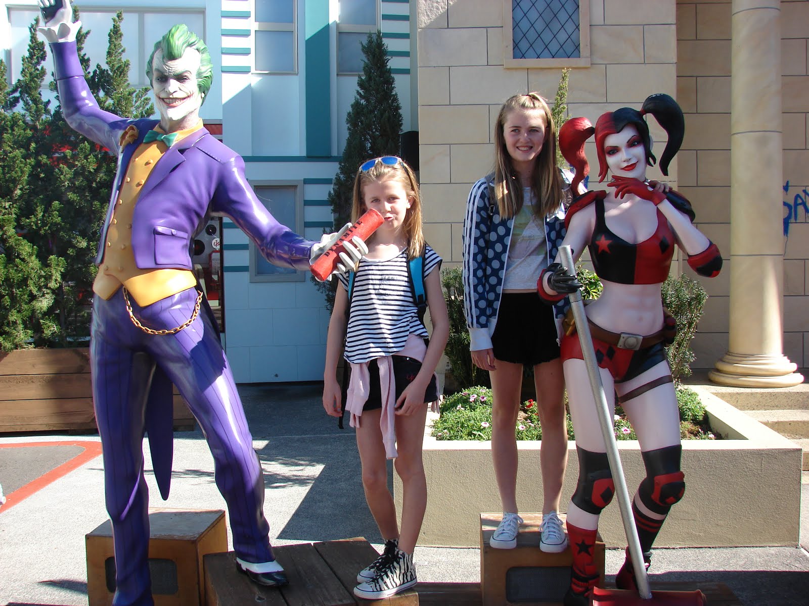 A photo with Harley Quinn and the Joker