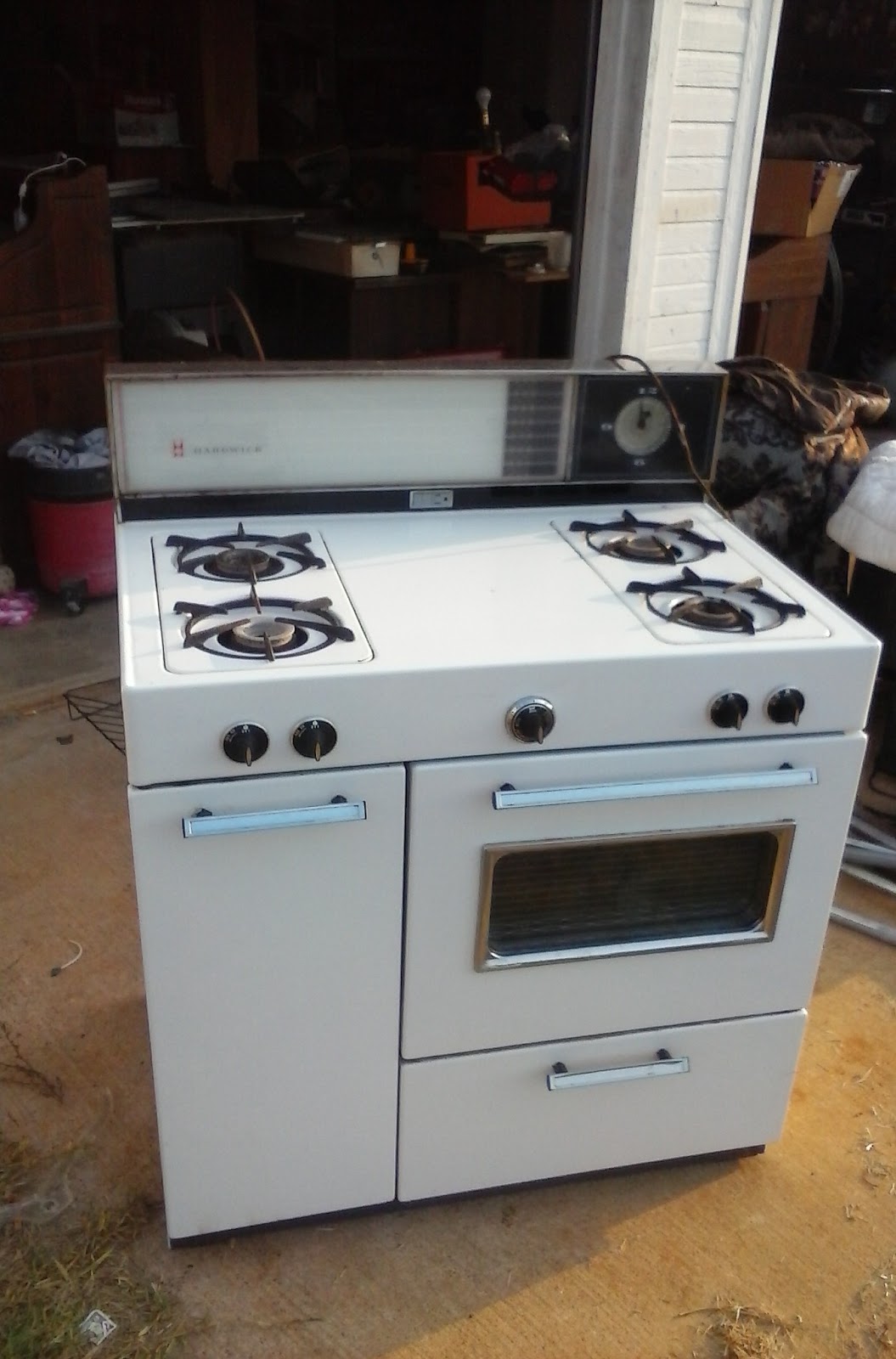 WINDY HILLS RANCH ANTIQUES 1950'S HARDWICK GAS STOVE FOR SELL