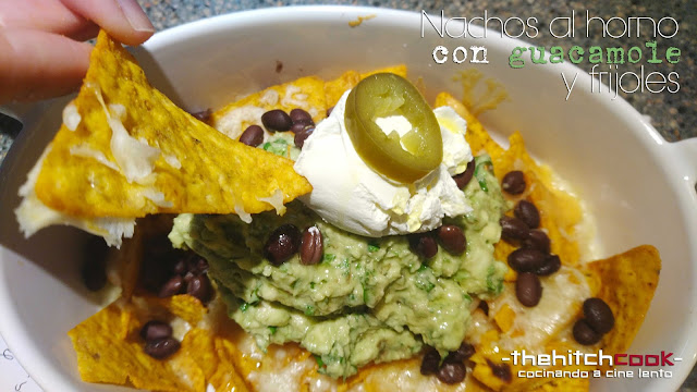 NACHOS AL HORNO CON GUACAMOLE Y FRIJOLES