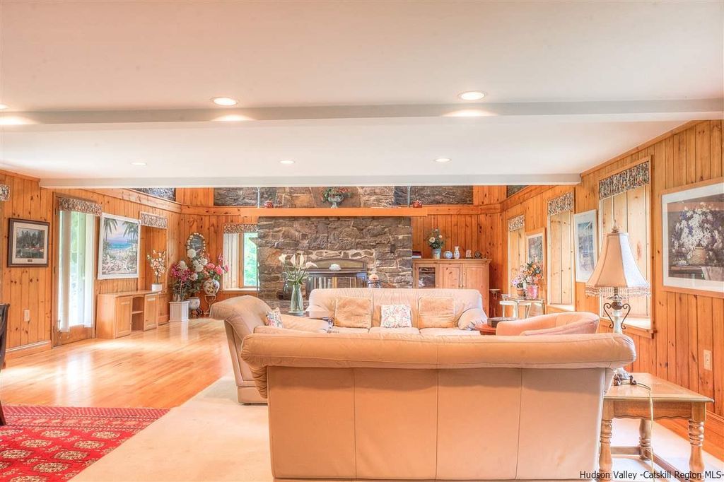 Sweet House Dreams 1987 Contemporary in Rifton, New York