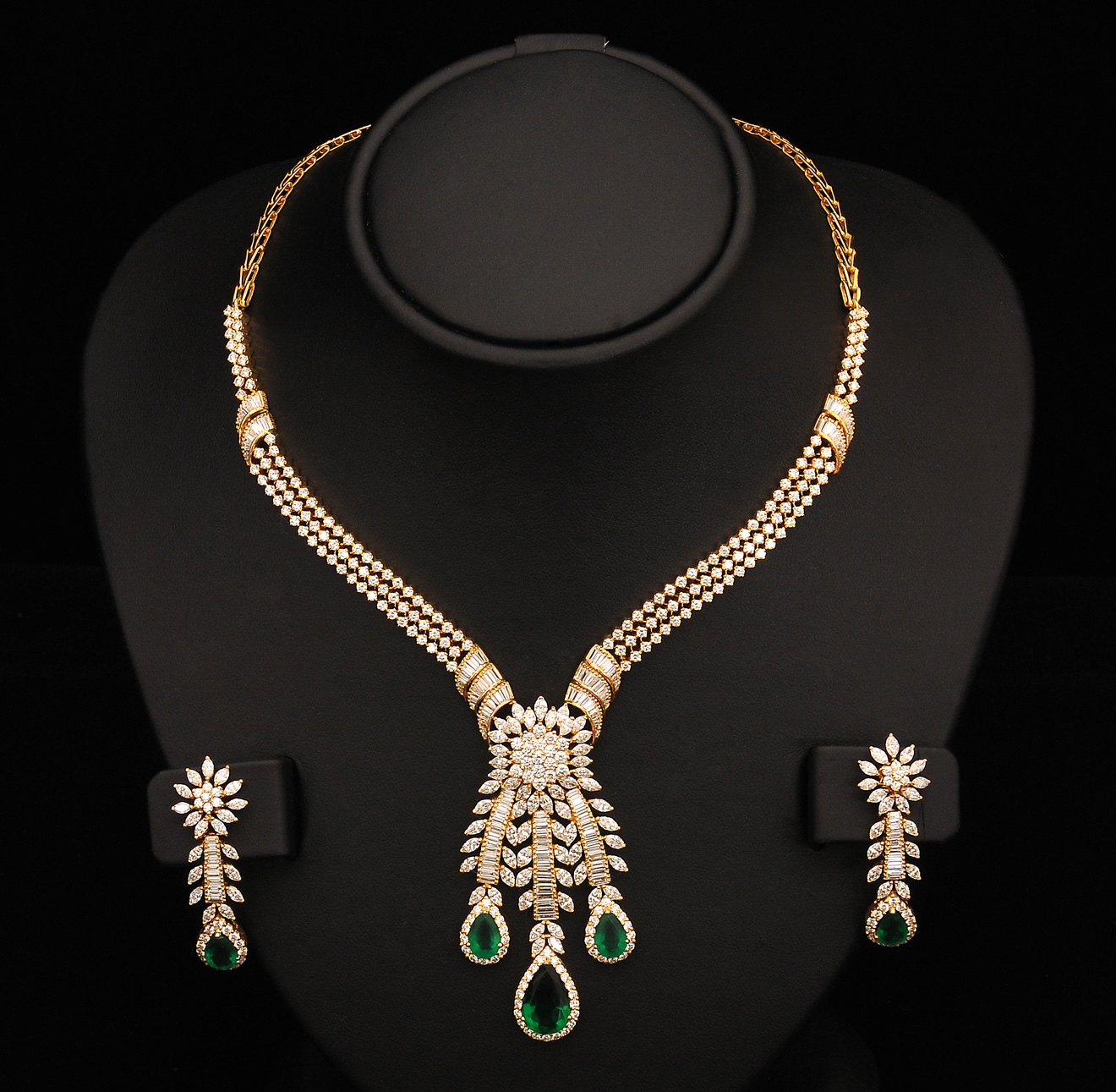 indiangoldesigns.com: Indian Diamond Bridal Necklace Sets from vummidi