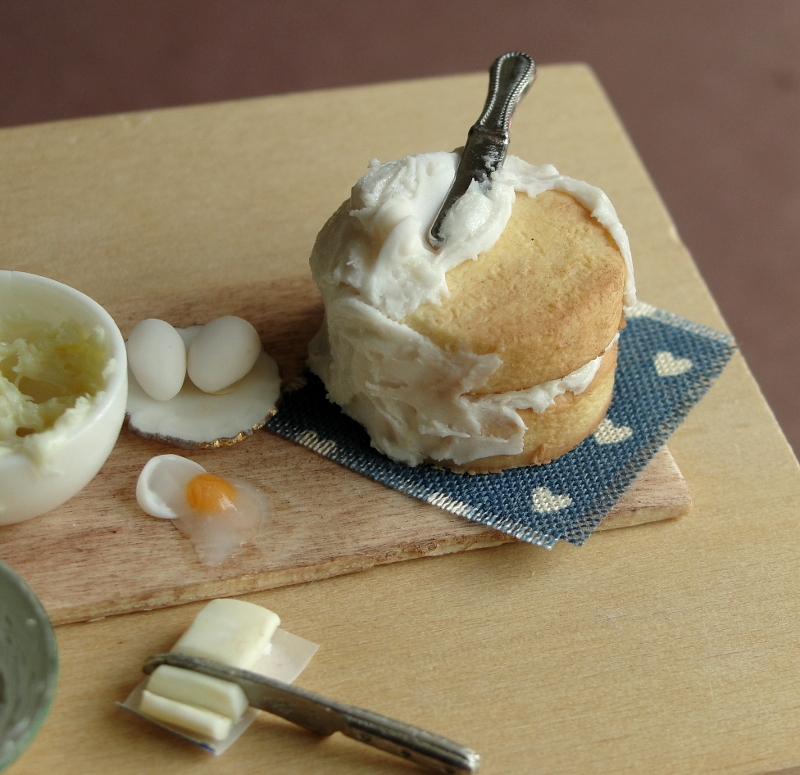 04-Cake-Preparation-Kim-Clough-fairchildart-Dolls-House-Miniature-Clay-Food-Art-www-designstack-co
