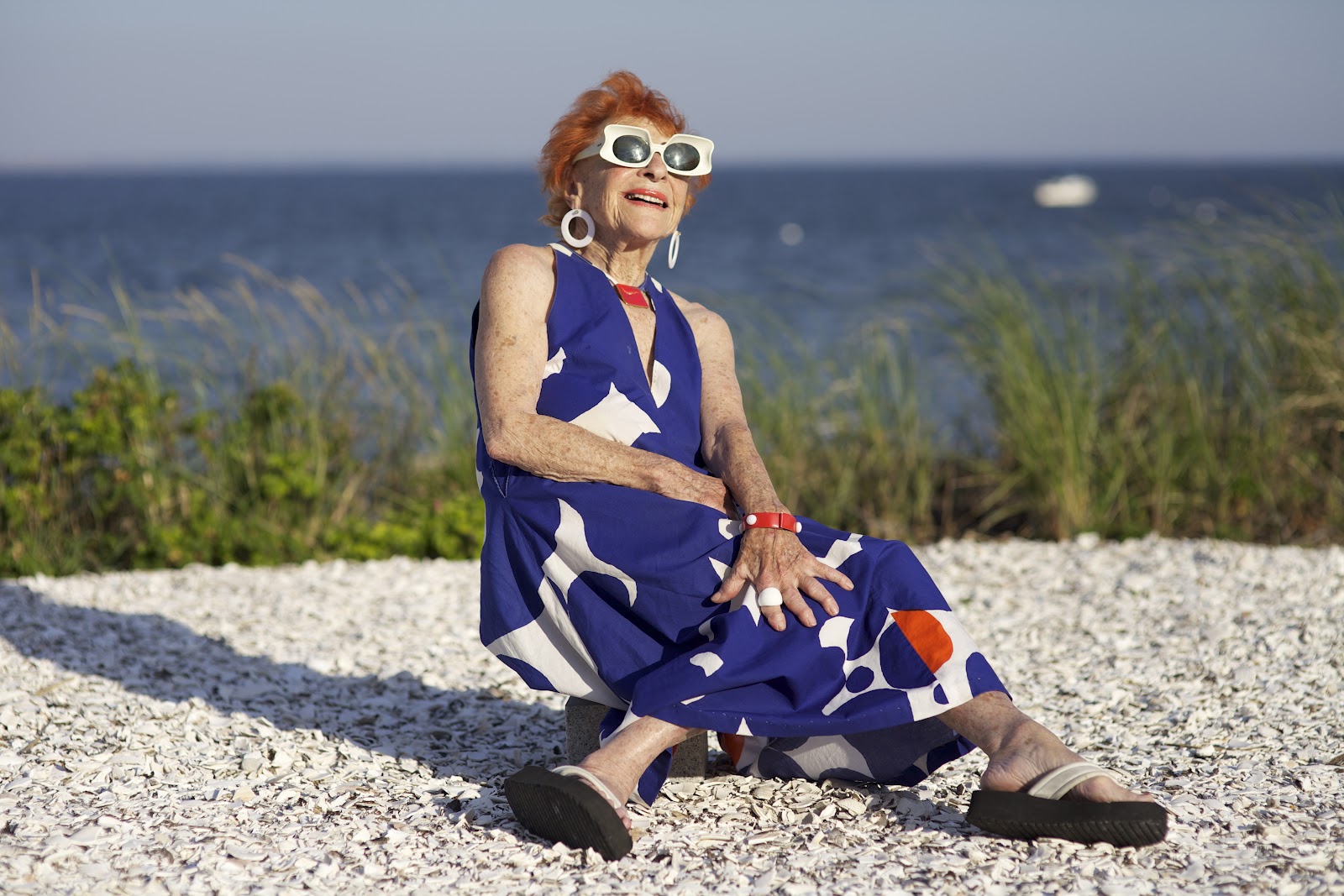 Бабушка фут. Модные старушки на море. Модные старушки на пляже. Бабушка на море. Пожилая женщина на море.