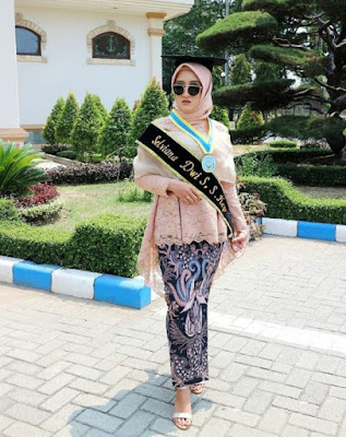 Gambar model hijab wisuda wajah bulat terbaru Gambar model hijab wisuda wajah bulat terbaru