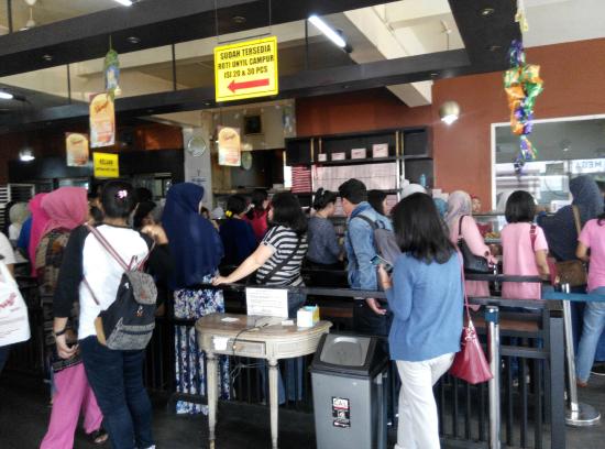 oleh oleh khas bogor roti unyil venus