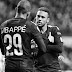 As tentativas de Neymar humilhar Mbappé no PSG.