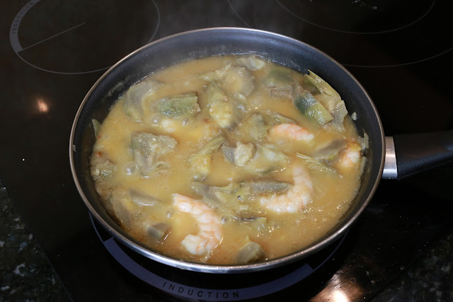Preparación de alcachofas en salsa de langostinos
