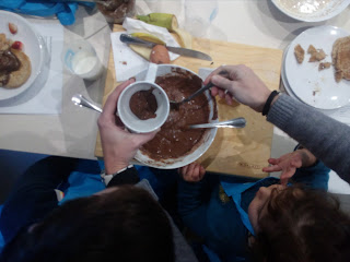 Encher-a-caneca-com-massa-para-o-bolo Encher a caneca com massa para o bolo