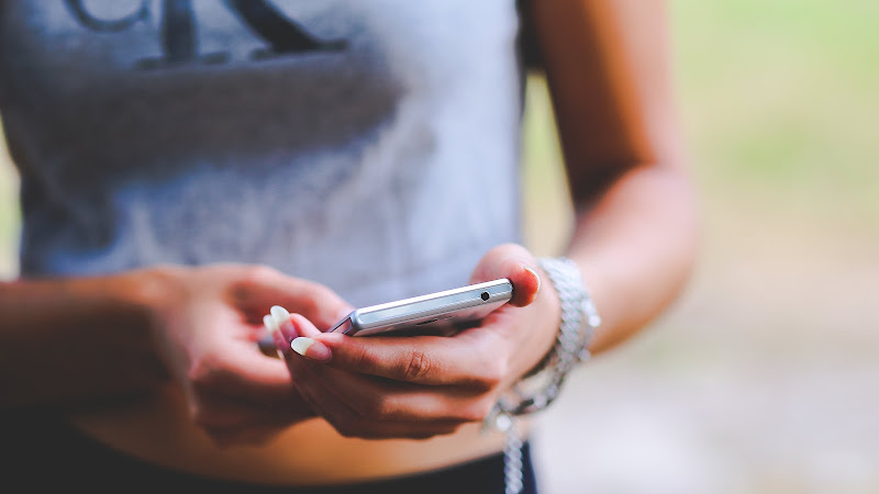 2 Girl with the Smartphone