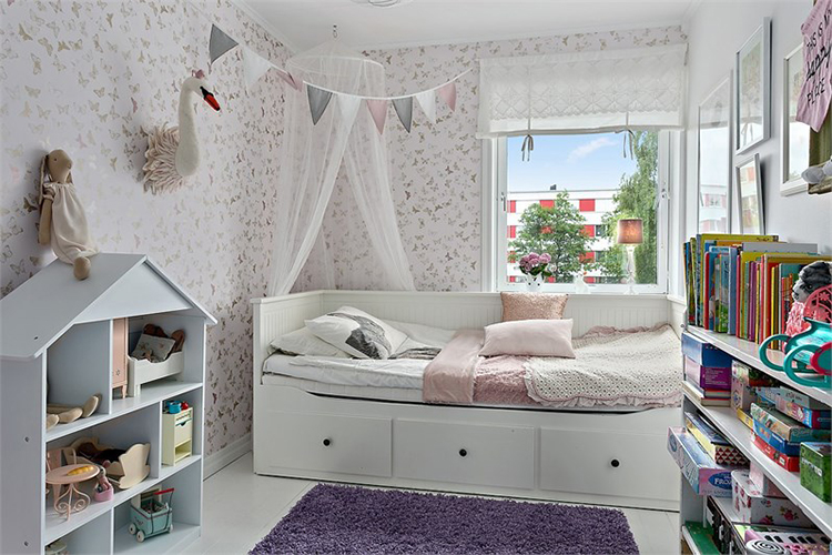 habitacion infantil juvenil estilo nordico decoracion nordica escandinava cama ikea papel pintado guirnalda alfombra interiorista barcelona alquimia deco