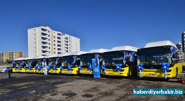Diyarbakır Büyükşehir Belediyesi 10 yeni otobüsü daha hizmete sundu DİYARBAKIR-Diyarbakır Büyükşehir Belediyesi tarafından satın alınan 10 adet doğal gazlı otobüsü düzenlediği tanıtım töreniyle hizmete sunuldu.