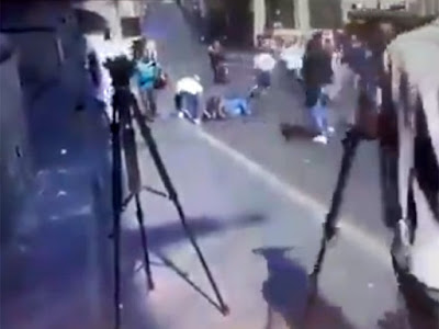 Hombre es grabado cuando le roba el celular a un herido por la balacera en Cuernavaca