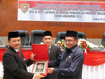 Ambon, Malukupost.com - Untuk kedua kalinya, laporan keuangan Pemerintah Provinsi Maluku tahun anggaran 2016 mendapat penilaian Wajar Tanpa Pengecualian (WTP) dari Badan Pemeriksaan Keuangan (BPK) RI. Sama seperti ditahun 2015 lalu.   Dipimpin langsung Ketua DPRD Maluku, Edwin Adrian Huwae, didampingi Wakil Ketua Elviana Pattiasina, dan Said Mudzakir Assagaf. Penyerahan Laporan Hasil Pemeriksaan (LHP) BPK terhadap laporan keuangan Pemprov tahun anggaran 2016, berlangsung dalam rapat paripurna istimewa di kantor DPRD Provinsi Maluku, Kamis (8/6). 