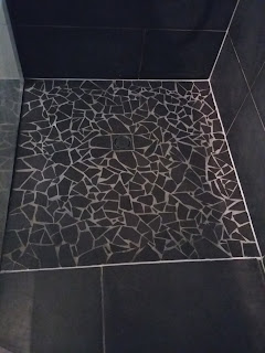 Douche à l'italienne, carrelée, design , carrelage, grès cérame, gris foncé, anthracite, noir, ambiance moderne, design et élégante.baguettes en aluminium.métal Douche à l'italienne, carrelée, design , carrelage, grès cérame, gris foncé, anthracite, noir, ambiance moderne, design et élégante.baguettes en aluminium.métal, receveur carrelé