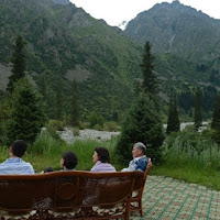 Канцлер Германии гуляет по Кыргызстану (фото)
