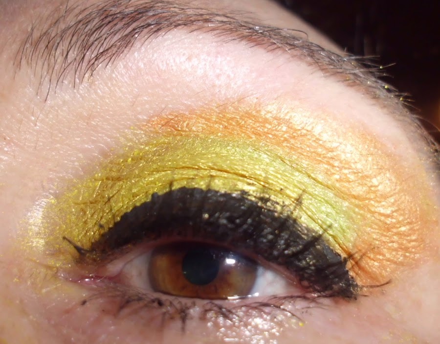 maquillaje de ojos amarillo y naranja