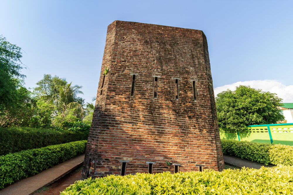 Khuk Khi Kai, The Chicken Poop Prison Amusing