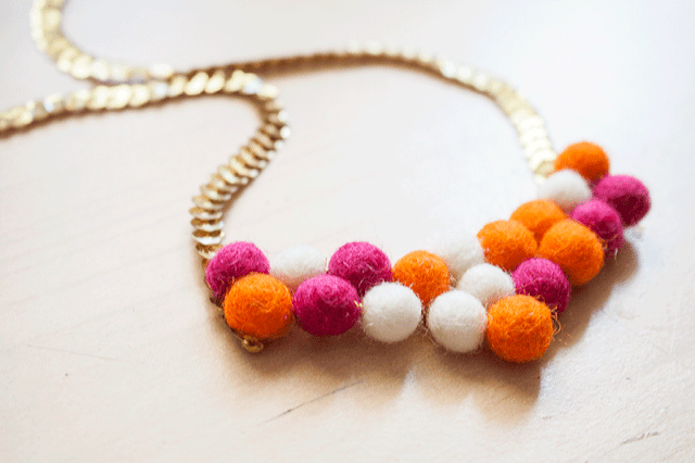 http://4.bp.blogspot.com/-RjZioRkeKNs/U-pp7_2k8mI/AAAAAAAAKCE/oWfnwEMWhv8/s1600/collar-bolas-diy.png