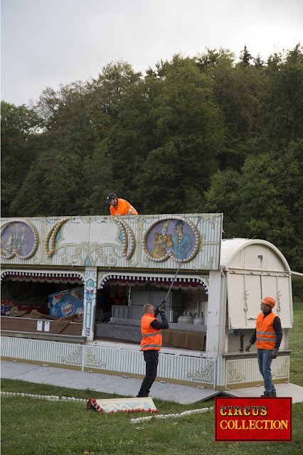 Devant le chapiteau, les employés du cirque Knie installent le grand et le petit buffet puis montent la tente d'entrée du cirque. ( Bulle le 24 septembre 2018 ) photo Philippe Ros