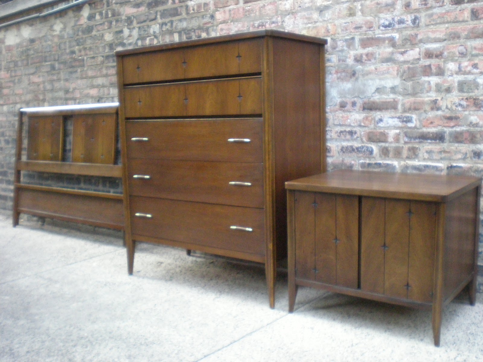 Mid Century Chicago Broyhill Saga Bedroom Set