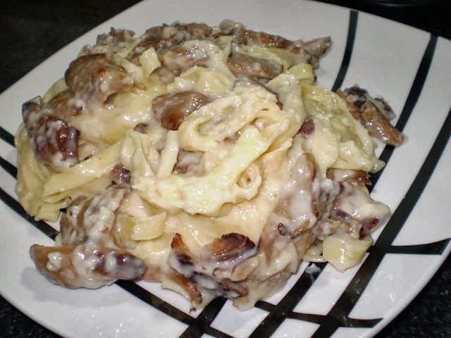 macarrão com cogumelos ao molho de queijo Receita de macarrão com cogumelos ao molho de queijo