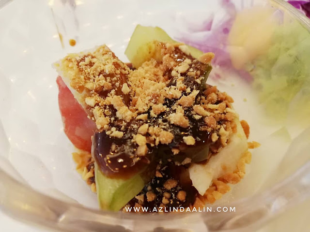 BUFFET CAHAYA RAMADAN 2019 BUKA PUASA DI BANGI RESORT HOTEL - Bila tibanya bulan puasa Ramadan, majlis buka puasa secara buffet memang tak asing lagi di negara kita ini. Jadi ! Entri hari ini, mummy Nak kongsikan pada korang BUFFET CAHAYA RAMADAN 2019 BUKA PUASA DI BANGI RESORT HOTEL. BUFFET CAHAYA RAMADAN 2019 BUKA PUASA DI BANGI RESORT HOTEL Mungkin ada yang tercari-cari tempat makan untuk majlis berbuka di sekitar Bangi dan Putrajaya samada berbuka puasa dengan keluarga, kawan sepejabat, sanak saudara atau rakan-rakan. Nak nampak best berbuka puasa secara esklusif ni, memang mummy highly recommended BUFFET CAHAYA RAMADAN 2019 BUKA PUASA DI BANGI RESORT HOTEL BUFFET CAHAYA RAMADAN 2019 BUKA PUASA DI BANGI RESORT HOTEL akan berada di Restoran Funtasia tingkat 1 di Bangi Resort Hotel. Ada yang tanya mummy, hotel baru ke tu?? Tak pernah dengar nama BANGI RESORT HOTEL tu pun. Oh ya ! Kalau korang nak tahu... hotel ni, dulu kala pernah menggunakan nama HOTEL EQUATORIAL BANGI dan juga HOTEL BANGI-PUTRAJAYA. Jangan tanya mummy lelebih kenapa mereka tukar nama ye ! LEBIH 200 SELEKSI PILIHAN MENU BUFFET CAHAYA RAMADAN 2019 BUKA PUASA DI BANGI RESORT HOTEL Kalau korang nak tahu, sebenarnya berbaloi ke BUFFET CAHAYA RAMADAN 2019 BUKA PUASA DI BANGI RESORT HOTEL. Sebab mereka menghidangkan lebih 200 seleksi pilihan menu untuk BUFFET CAHAYA RAMADAN 2019 BUKA PUASA DI BANGI RESORT HOTEL. Banyak,kan ! Jadi bagi sesiapa yang picky eater. Mummy yakin, dalam banyak-banyak menu di sini pasti ada pilihan yang sesuai ! BUFFET CAHAYA RAMADAN 2019 BUKA PUASA DI BANGI RESORT mengetengahkan menu masakan kampung serta antarabangsa. Terdapat bermacam-macam pilihan makanan dari chef-chef yang hebat dari pembuka selera, mee, nasi, pelbagai lauk sehingga ke pemanis mulut Pilihan minuman yang beraneka jenis dari minuman panas hinggalah ke minuman sejuk Pelbagai sambal : sambal hitam, sambal belacan, sambal tempoyak, sambal mangga, sambal kicap dan lain-lain Tak lupa juga, kid's corner yang di tunggu-tunggu oleh anak-anak kami ! Nasi Kerabu dan Ayam berempah Satay ayam dan daging Japanese Stall juga ada di sini ! Buffet Ramadan di sini memang KAMBING BAKAR ini WAJIB ! Tarikan istimewa tahun ini, ada kehadiran robot bernama "Robbie" yang boleh menyediakan aiskrim dan minuman berasaskan kopi. Nak tahu macam mana? Haaa..bab ni, kena datang sendiri pada bulan Ramadhan nanti. Semua menu BUFFET CAHAYA RAMADAN 2019 BUKA PUASA DI BANGI RESORT HOTEL memang banyak dan boleh memuaskan hati pengunjung. Jangan ragu-ragu bab HALAL. Dapur Funtasia, harmoni, pastry dan banquet semuanya HALAL serta disahkan oleh JAKIM ANAK-ANAK LEPAK SANTAI DI KOLAM IKAN BANGI RESORT HOTEL Sementara nak tunggu waktu buka puasa, anak-anak boleh beriadah di luar BANGI RESORT HOTEL untuk memberi ikan makan di kolam ikan atau ambil angin di kawasan kolam renang. Anak-anak kecil pastinya suka aktiviti sebegini, dan taklah mereka bosan menunggu waktu buffet buka puasa atau waktu makan malam yang panjang. Makanan ikan boleh di dapati dan di beli di lobi hotel. Jangan masukkan sebarangan makanan tau ! Ikan di sini lain. Mereka ada allergy tersendiri. HARGA BUFFET CAHAYA RAMADAN 2019 BUKA PUASA DI BANGI RESORT HOTEL Berapa HARGA BUFFET CAHAYA RAMADAN 2019 BUKA PUASA DI BANGI RESORT HOTEL ? Harga BUFFET CAHAYA RAMADAN 2019 BUKA PUASA DI BANGI RESORT HOTEL adalah serti di bawah :- Beli dari tarikh 15 MAC - 15 APRIL 2019 : RM75++ (dewasa) dan RM37. 50++ (kanak-kanak) PRA BAYAR (24 JAM SEBELUM) : RM90++ (dewasa) dan RM45++ (kanak-kanak) WALK IN DAN HARGA BIASA : RM120++ (dewasa) dan RM60 (kanak-kanak) Bagi setiap pelanggan dewasa yang membeli pakej BUFFET CAHAYA RAMADAN 2019 BUKA PUASA DI BANGI RESORT HOTEL. Setiap RM3.50 akan di salurkan ke tabung Islamic Relief Malaysia. Untuk tempahan, hubungi : Telefon : 03-82102222 Email : fb_reservations@hotelbangi-putrajaya.com Website : www.bangiresorthotel.com BUFFET CAHAYA RAMADAN 2019 BUKA PUASA DI BANGI RESORT HOTEL - Bila tibanya bulan puasa Ramadan, majlis buka puasa secara buffet memang tak asing lagi di negara kita ini. Jadi ! Entri hari ini, mummy Nak kongsikan pada korang BUFFET CAHAYA RAMADAN 2019 BUKA PUASA DI BANGI RESORT HOTEL. BUFFET CAHAYA RAMADAN 2019 BUKA PUASA DI BANGI RESORT HOTEL Mungkin ada yang tercari-cari tempat makan untuk majlis berbuka di sekitar Bangi dan Putrajaya samada berbuka puasa dengan keluarga, kawan sepejabat, sanak saudara atau rakan-rakan. Nak nampak best berbuka puasa secara esklusif ni, memang mummy highly recommended BUFFET CAHAYA RAMADAN 2019 BUKA PUASA DI BANGI RESORT HOTEL BUFFET CAHAYA RAMADAN 2019 BUKA PUASA DI BANGI RESORT HOTEL akan berada di Restoran Funtasia tingkat 1 di Bangi Resort Hotel. Ada yang tanya mummy, hotel baru ke tu?? Tak pernah dengar nama BANGI RESORT HOTEL tu pun. Oh ya ! Kalau korang nak tahu... hotel ni, dulu kala pernah menggunakan nama HOTEL EQUATORIAL BANGI dan juga HOTEL BANGI-PUTRAJAYA. Jangan tanya mummy lelebih kenapa mereka tukar nama ye ! LEBIH 200 SELEKSI PILIHAN MENU BUFFET CAHAYA RAMADAN 2019 BUKA PUASA DI BANGI RESORT HOTEL Kalau korang nak tahu, sebenarnya berbaloi ke BUFFET CAHAYA RAMADAN 2019 BUKA PUASA DI BANGI RESORT HOTEL. Sebab mereka menghidangkan lebih 200 seleksi pilihan menu untuk BUFFET CAHAYA RAMADAN 2019 BUKA PUASA DI BANGI RESORT HOTEL. Banyak,kan ! Jadi bagi sesiapa yang picky eater. Mummy yakin, dalam banyak-banyak menu di sini pasti ada pilihan yang sesuai ! BUFFET CAHAYA RAMADAN 2019 BUKA PUASA DI BANGI RESORT mengetengahkan menu masakan kampung serta antarabangsa. Terdapat bermacam-macam pilihan makanan dari chef-chef yang hebat dari pembuka selera, mee, nasi, pelbagai lauk sehingga ke pemanis mulut Pilihan minuman yang beraneka jenis dari minuman panas hinggalah ke minuman sejuk Pelbagai sambal : sambal hitam, sambal belacan, sambal tempoyak, sambal mangga, sambal kicap dan lain-lain Tak lupa juga, kid's corner yang di tunggu-tunggu oleh anak-anak kami ! Nasi Kerabu dan Ayam berempah Satay ayam dan daging Japanese Stall juga ada di sini ! Buffet Ramadan di sini memang KAMBING BAKAR ini WAJIB ! Tarikan istimewa tahun ini, ada kehadiran robot bernama "Robbie" yang boleh menyediakan aiskrim dan minuman berasaskan kopi. Nak tahu macam mana? Haaa..bab ni, kena datang sendiri pada bulan Ramadhan nanti. Semua menu BUFFET CAHAYA RAMADAN 2019 BUKA PUASA DI BANGI RESORT HOTEL memang banyak dan boleh memuaskan hati pengunjung. Jangan ragu-ragu bab HALAL. Dapur Funtasia, harmoni, pastry dan banquet semuanya HALAL serta disahkan oleh JAKIM ANAK-ANAK LEPAK SANTAI DI KOLAM IKAN BANGI RESORT HOTEL Sementara nak tunggu waktu buka puasa, anak-anak boleh beriadah di luar BANGI RESORT HOTEL untuk memberi ikan makan di kolam ikan atau ambil angin di kawasan kolam renang. Anak-anak kecil pastinya suka aktiviti sebegini, dan taklah mereka bosan menunggu waktu buffet buka puasa atau waktu makan malam yang panjang. Makanan ikan boleh di dapati dan di beli di lobi hotel. Jangan masukkan sebarangan makanan tau ! Ikan di sini lain. Mereka ada allergy tersendiri. HARGA BUFFET CAHAYA RAMADAN 2019 BUKA PUASA DI BANGI RESORT HOTEL Berapa HARGA BUFFET CAHAYA RAMADAN 2019 BUKA PUASA DI BANGI RESORT HOTEL ? Harga BUFFET CAHAYA RAMADAN 2019 BUKA PUASA DI BANGI RESORT HOTEL adalah serti di bawah :- Beli dari tarikh 15 MAC - 15 APRIL 2019 : RM75++ (dewasa) dan RM37. 50++ (kanak-kanak) PRA BAYAR (24 JAM SEBELUM) : RM90++ (dewasa) dan RM45++ (kanak-kanak) WALK IN DAN HARGA BIASA : RM120++ (dewasa) dan RM60 (kanak-kanak) Bagi setiap pelanggan dewasa yang membeli pakej BUFFET CAHAYA RAMADAN 2019 BUKA PUASA DI BANGI RESORT HOTEL. Setiap RM3.50 akan di salurkan ke tabung Islamic Relief Malaysia. Untuk tempahan, hubungi : Telefon : 03-82102222 Email : fb_reservations@hotelbangi-putrajaya.com Website : www.bangiresorthotel.com