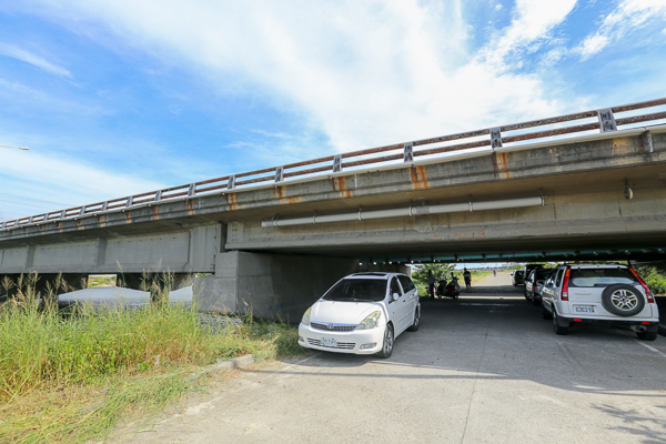 彰化線西濱海橋渡船頭成為網美IG打卡熱點、八支水劍吹海風看海去 彰化線西濱海橋渡船頭成為網美IG打卡熱點、八支水劍吹海風看海去