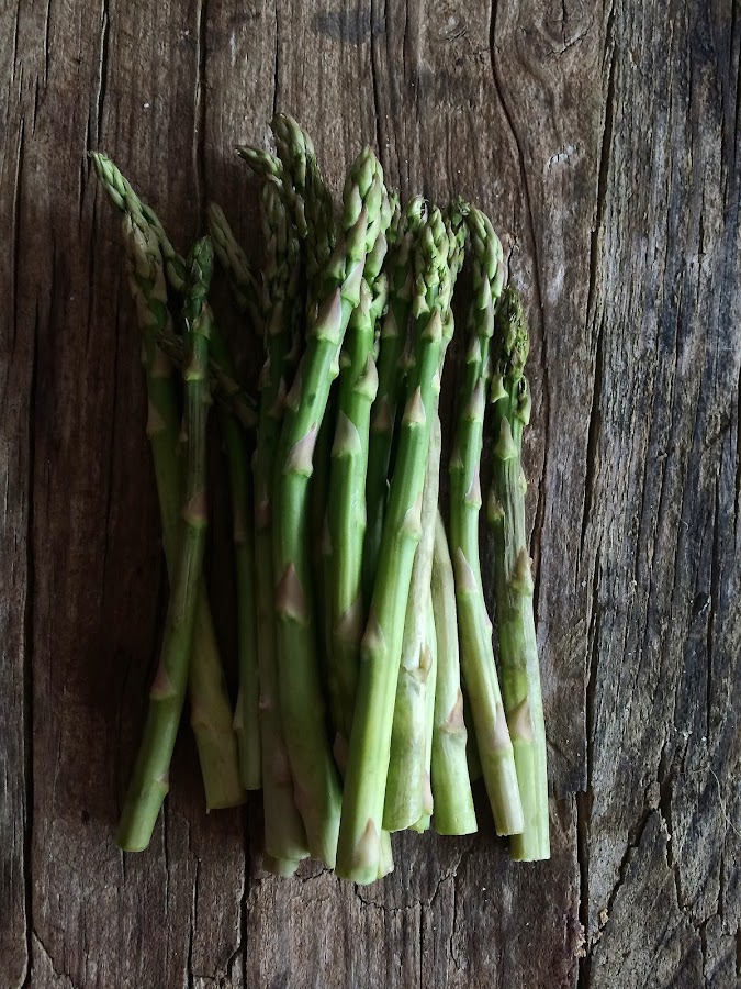 Espárragos a la plancha con huevo poche y crumble de avellanas mi gran diversion