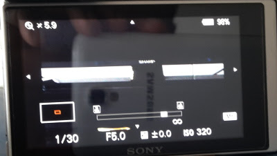 Menggunakan Zoom Focus, tulisan Sharp pada TV gambar diatasnya jadi terlihat lebih jelas untuk difokuskan secara manual