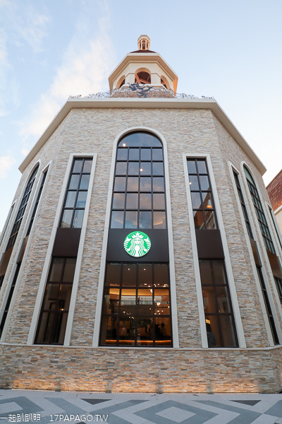 麗寶Outlet Mall二期12/25試營運,星巴克麗寶鐘樓門市好有歐洲風格 麗寶Outlet Mall二期12/25試營運,星巴克麗寶鐘樓門市好有歐洲風格