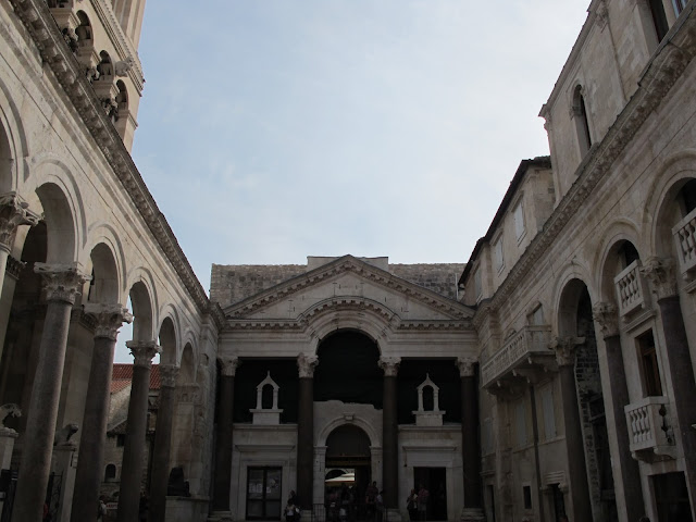 El Peristilo y el balcón imperial, Split. Los Viajes de Aspasia El Peristilo y el balcón imperial, Split