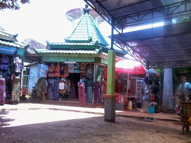 Penjual Batik Gedog Tuban di lokasi Goa Akbar: Batik khas Kabupaten Tuban.