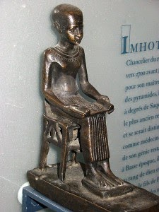 IMHOTEP/PUBLIKOVÁNO Z http://en.wikipedia.org/wiki/File:Imhotep-Louvre.JPG