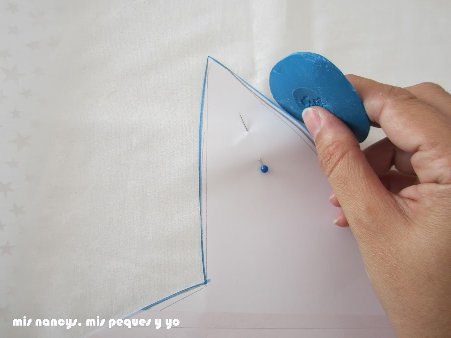 mis nancys, mis peques y yo, tutorial DIY cojín con forma de estrella de Navidad, dibujar con jabón de sastre